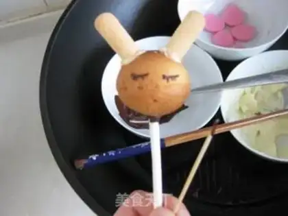 Make Rabbit lollipop cake step 13