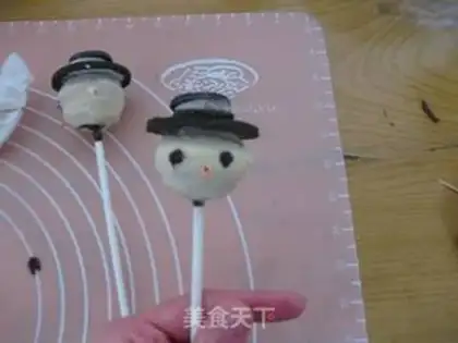 Make Snowman lollipop cake step 6