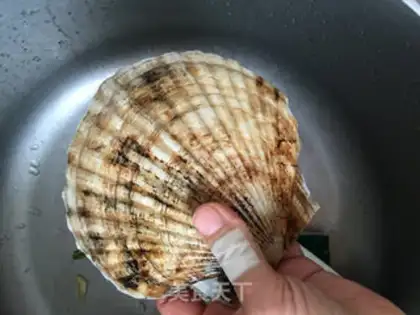 Make Cleaning up garlic and Hawaiian step 0
