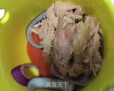Make Caesar vegetable tuna salad step 2