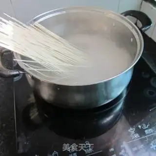 Make Spicy garlic noodles step 7