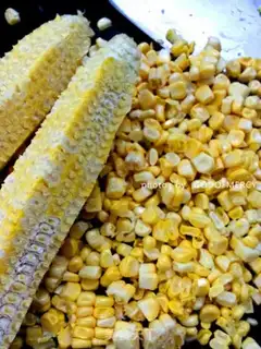 Make Eggs and shrimp corn step 2