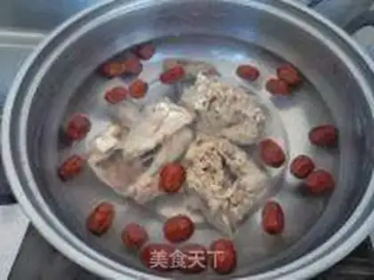 Make The radish red date duck bone soup step 1
