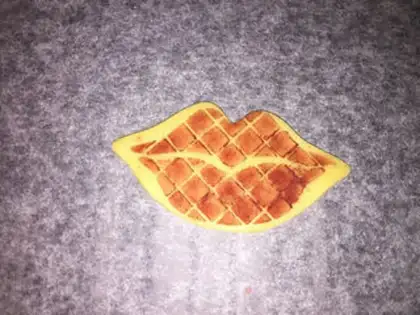 Make Red Lips Famous Cookie step 8