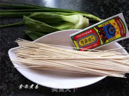 Make Curry fish egg shrimp noodles step 1