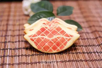 Make Red Lips Famous Cookie step 10