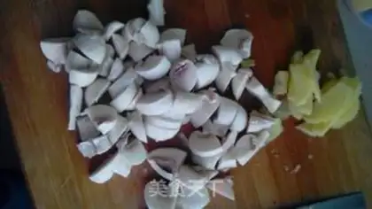 Make Two mushrooms and chicken soup step 1