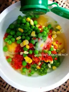 Make Eggs and pea corn step 6