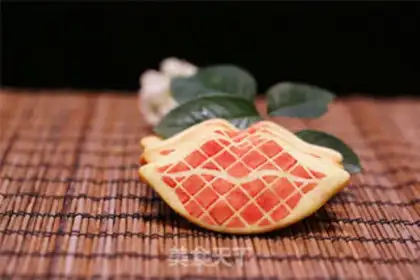 Make Red Lips Famous Cookie step 11