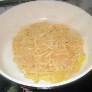 Make Curry egg noodles step 4