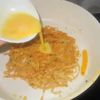 Make Curry egg noodles step 6