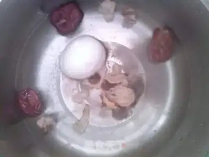 Make Red sugar is for cooking eggs step 1