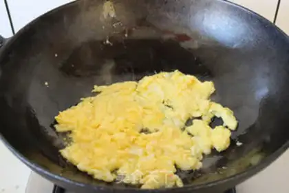 Make Pepper fried eggs step 1