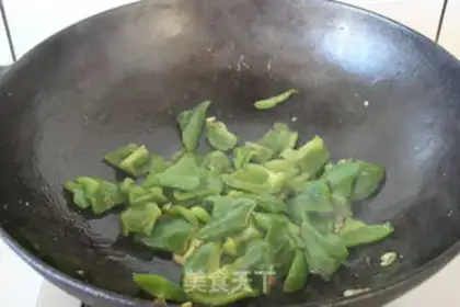 Make Pepper fried eggs step 2