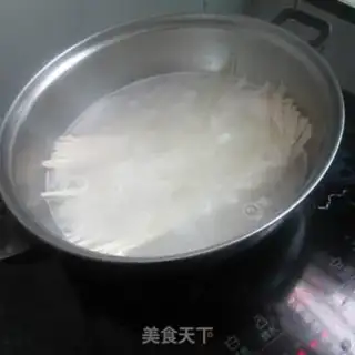 Make Oil curry noodles step 3