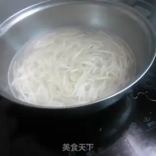 Make Oil curry noodles step 4