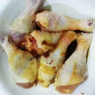 Make Garlic spicy roasted chicken legs step 1