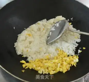 Make Onion egg fried rice step 3