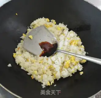 Make Onion egg fried rice step 4