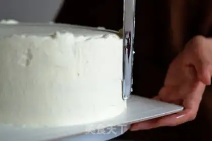 Make Romantic fresh flower cake step 3
