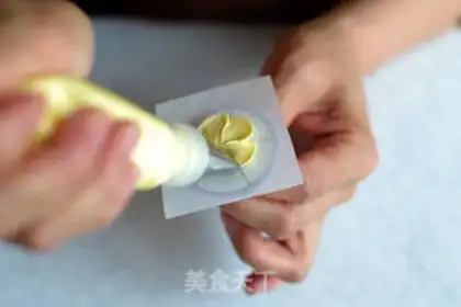 Make Romantic fresh flower cake step 6
