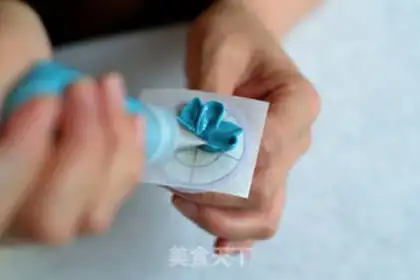 Make Romantic fresh flower cake step 7