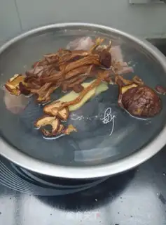Make Tea mushroom chicken soup step 1