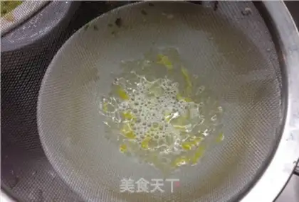 Make Caramel strawberries and eggs step 1