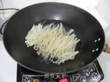 Make Soybeans with golden needle mushrooms step 1