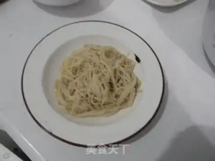 Make Soybeans with golden needle mushrooms step 2