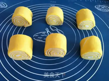 Make Pumpkin double-coloured buns step 7
