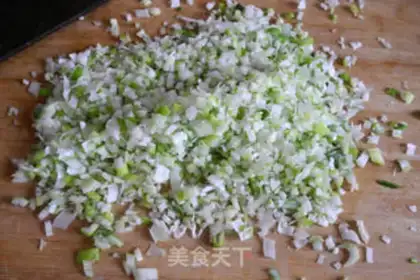 Make Onion pork cage step 1