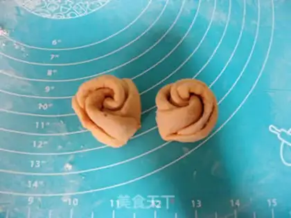 Make Rose bread step 16