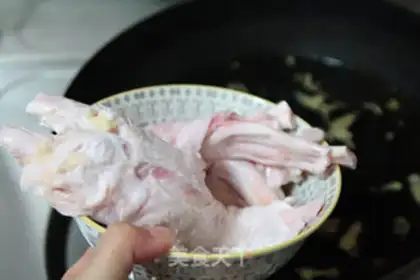 Make The soft twirl against the red-burned cow band step 3