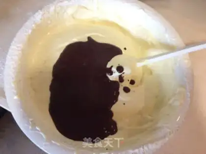 Make Snowman naked cake step 6