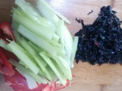 Make Ling Chun, "Bite the Spring" eats the springcake step 4
