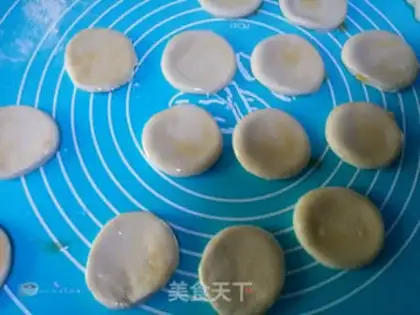 Make Ling Chun, "Bite the Spring" eats the springcake step 8