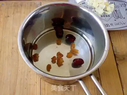 Make Cranberry-tree cinnamon tea step 1