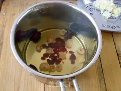 Make Cranberry-tree cinnamon tea step 2