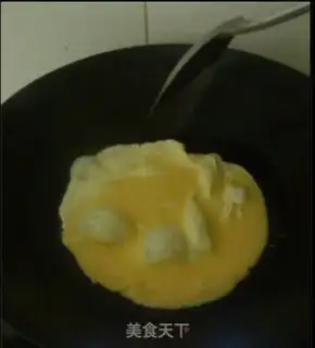 Make Tomato fried eggs step 1