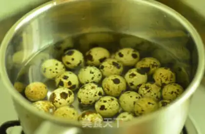 Make Pork hoof with quail eggs step 1