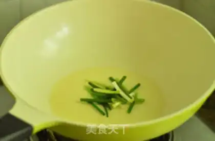 Make Onion egg fried rice step 3