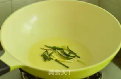Make Onion egg fried rice step 4