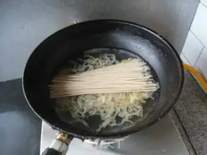 Make Northeast sour noodles step 1