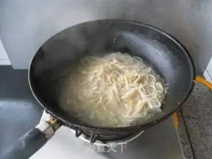 Make Northeast sour noodles step 3