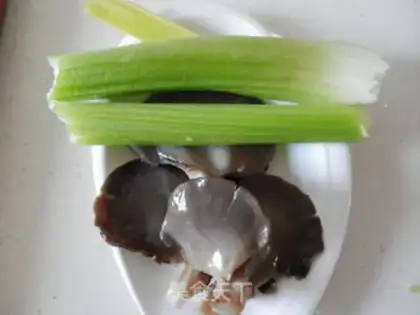 Make The celery makes the mushrooms step 0