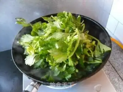 Make Spicy celery leaves step 0