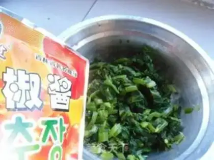 Make Spicy celery leaves step 2