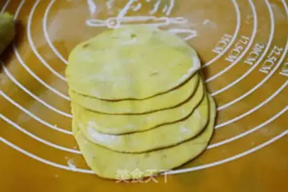 Make Rose rolls step 3
