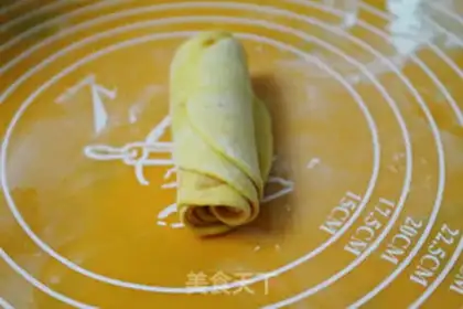 Make Rose rolls step 4